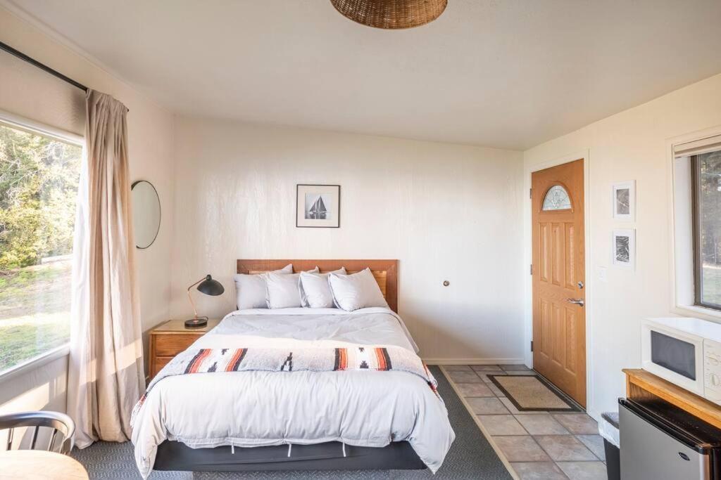 Driftwood Lodge ~ 5 Bedroom / 7 Bath ~ 30-Acre Private Estate On Hwy 1 ~ Hot Tub ~ Oceanview ~ Reunions & Retreats Walsh Landing Exterior foto